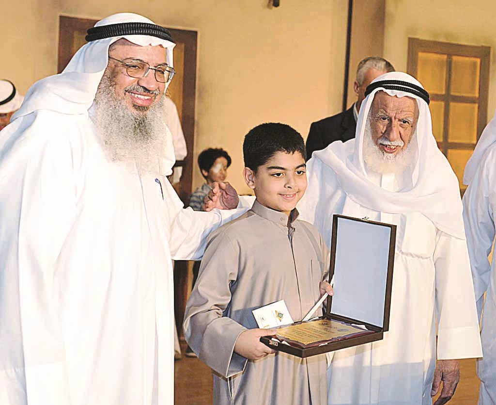 الرومي والعلي يحتفيان بأحد الحفظة (تصوير سعد هنداوي)