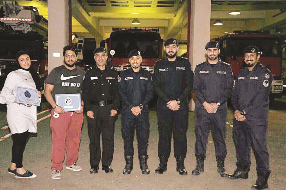 قياديو إدارة الإطفاء مع اثنين من المشاركين في الدورة