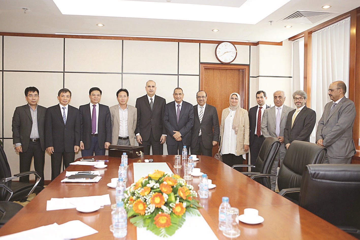 ... ومع مسؤولي شركة «بتروفيتنام»