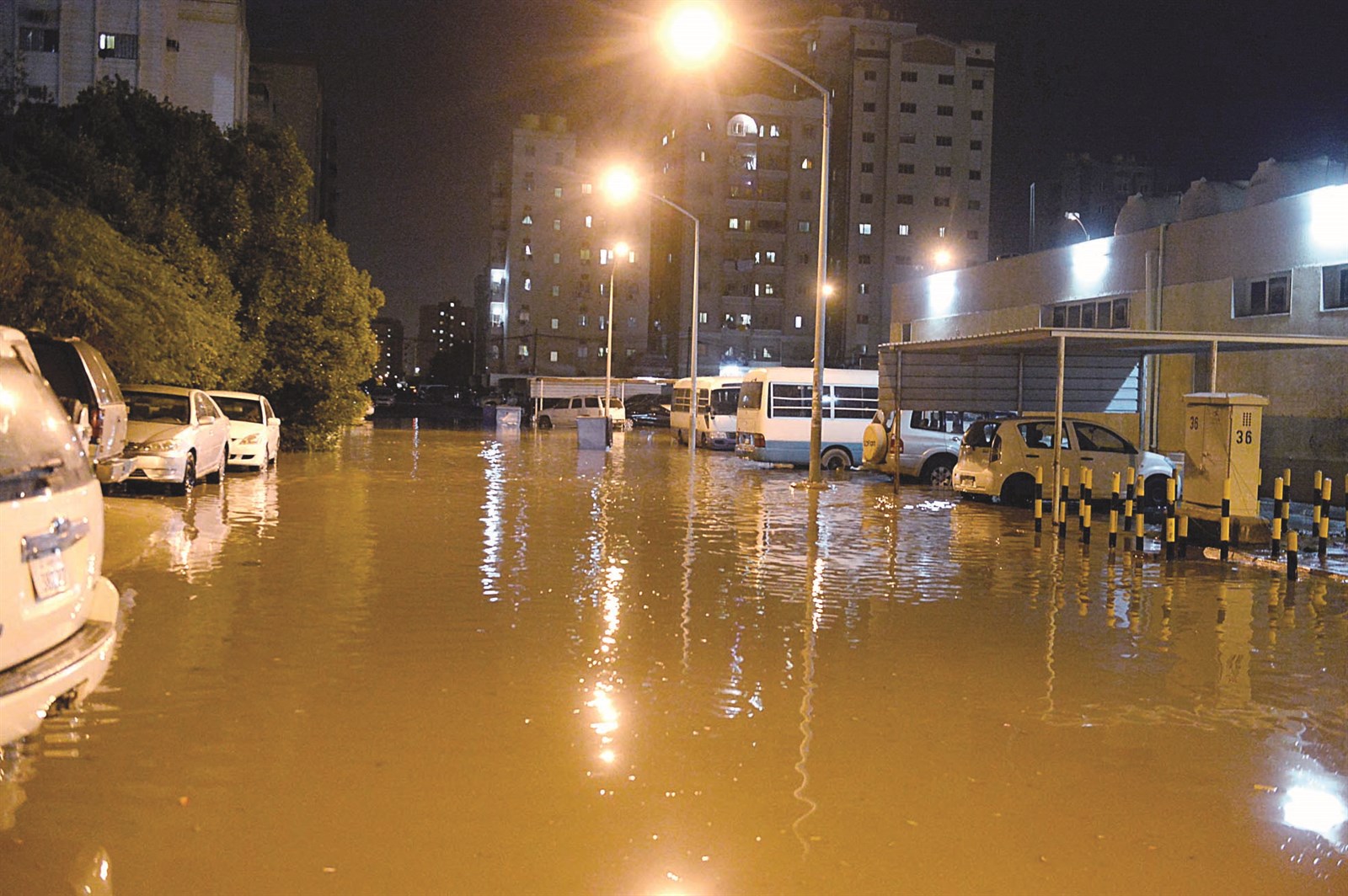 شارع تحول إلى بحيرة في الفروانية (تصوير زكريا عطية)