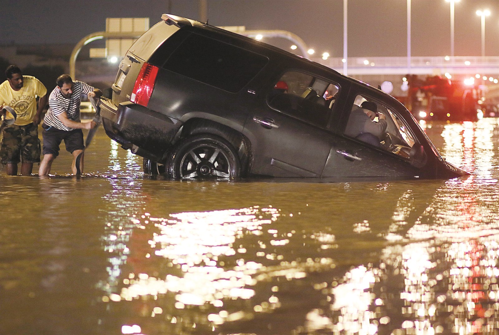 عائلة علقت في سيارة سقطت مقدمتها في انهيار سببه المطر