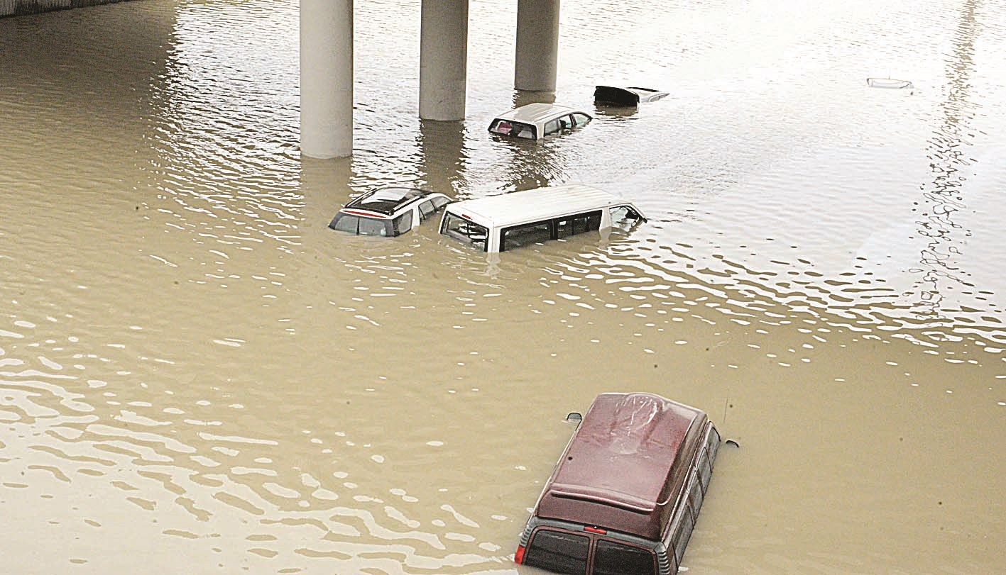 سيارات غرقت (تصوير نور هنداوي)
