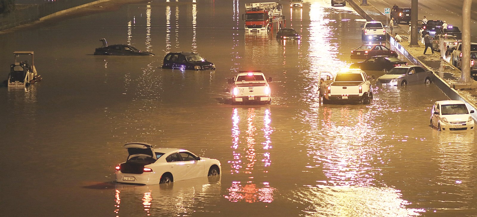 u0627u0644u0645u064au0627u0647 u062au063au0645u0631 u0627u0644u0633u064au0627u0631u0627u062a u0641u064a u0646u0641u0642 u0627u0644u0645u0646u0642u0641 - u0627u0644u0635u0628u0627u062du064au0629b (u062au0635u0648u064au0631 u0623u0633u0639u062f u0639u0628u062fu0627u0644u0644u0647)