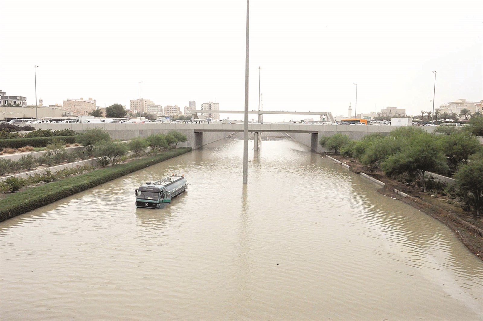 u0646u0641u0642 u0627u0644u0645u0646u0642u0641 u062au062du0648u0644 u0625u0644u0649 u0628u062du064au0631u0629 u0645u064au0627u0647 u0627u0628u062au0644u0639u062a u0627u0644u0633u064au0627u0631u0627u062a... u0648u0627u062eu062au0646u0642u062a u062du0631u0643u0629 u0627u0644u0633u064au0631 u0641u0648u0642u0647 (u062au0635u0648u064au0631 u0637u0627u0631u0642 u0639u0632u0627u0644u062fu064au0646)