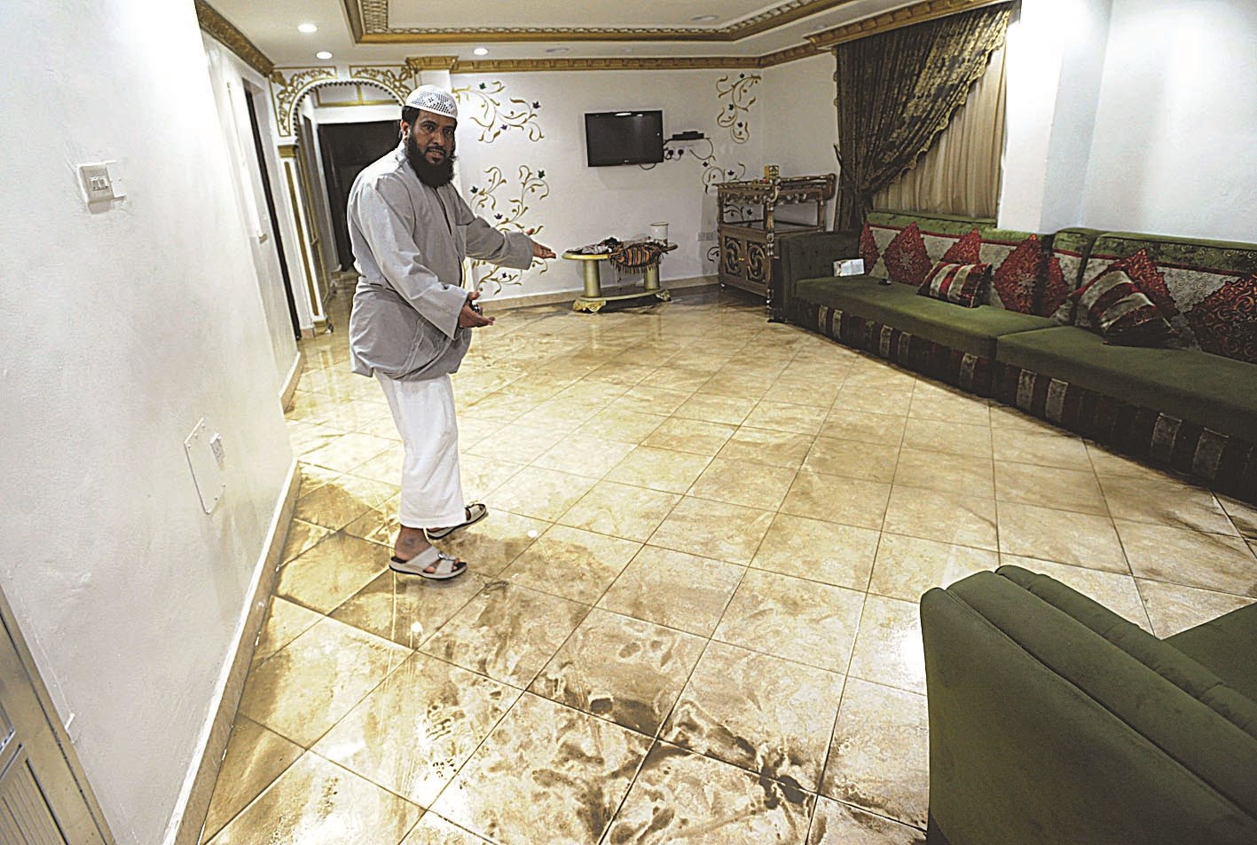 مواطن اقتحمت المياه بيته في الصباحية   (تصوير كرم ذياب)