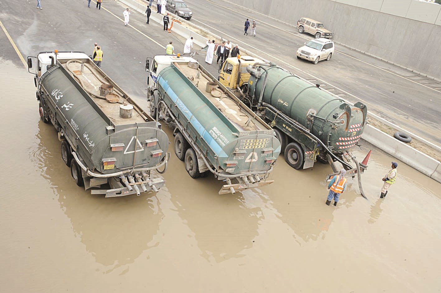 سحب المياه من نفق المنقف