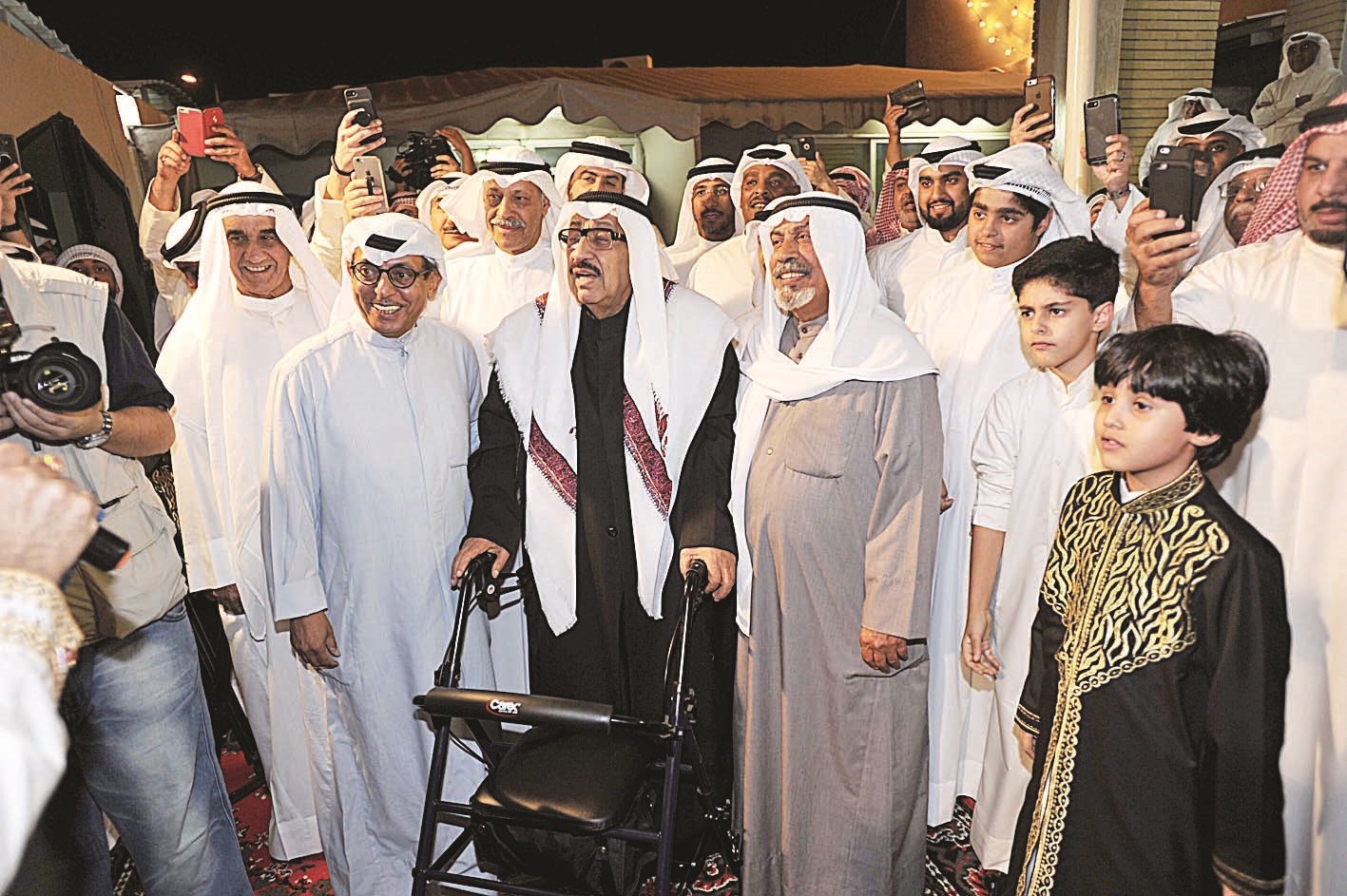 ... ومحاطاً بمحبيه