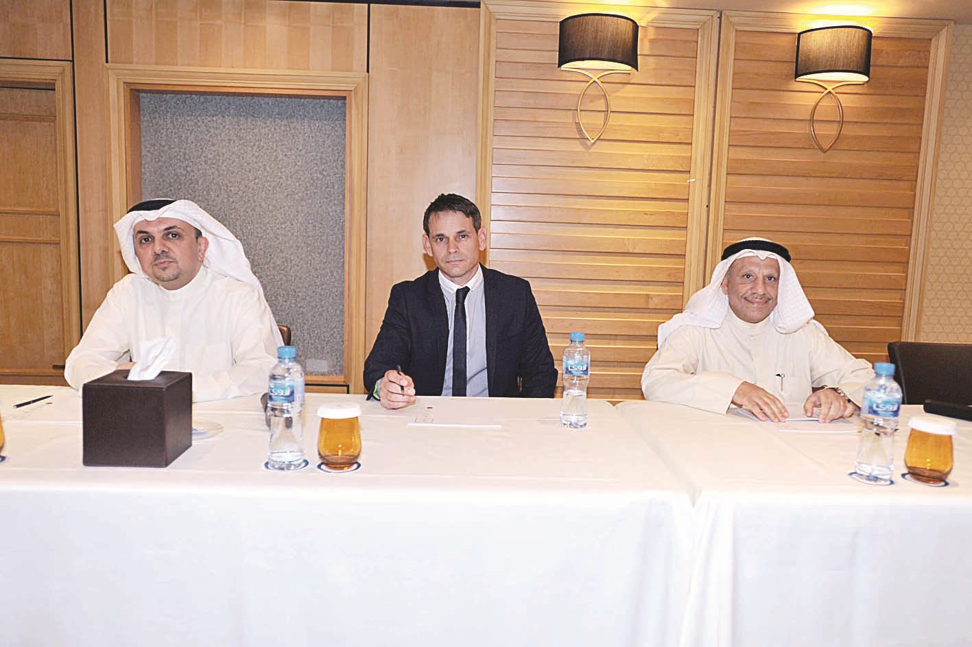 أبو الحسن وكليف نيل وأيمن الموسوي