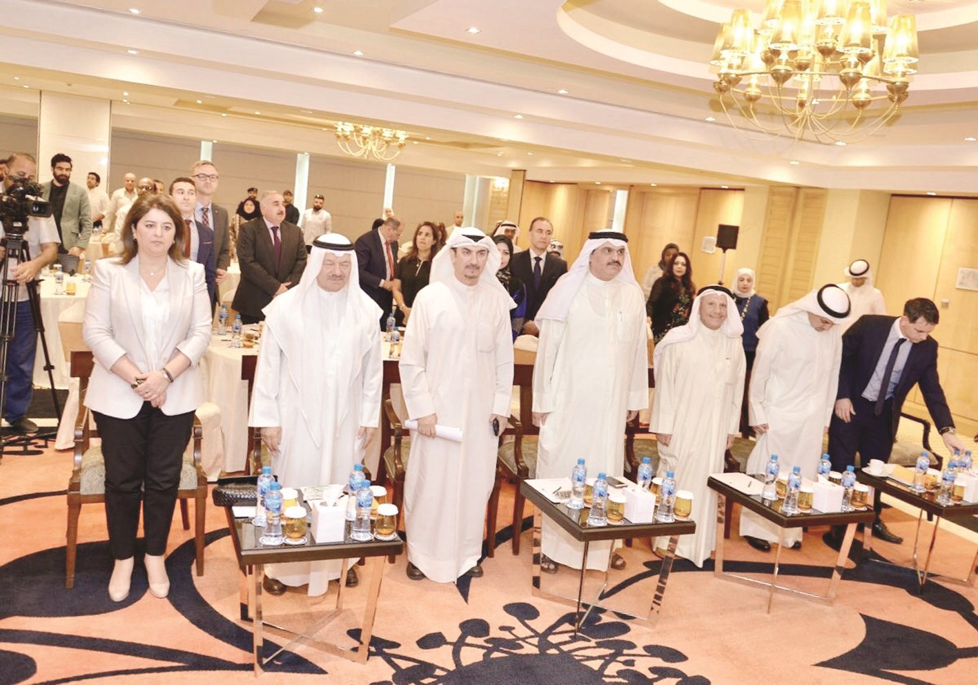 u0627u0644u062du0636u0648u0631 u0648u0642u0648u0641u0627u064b u0644u062du0638u0629 u0623u062fu0627u0621 u0627u0644u0646u0634u064au062f u0627u0644u0648u0637u0646u064a (u062au0635u0648u064au0631 u0646u0648u0631 u0647u0646u062fu0627u0648u064a)