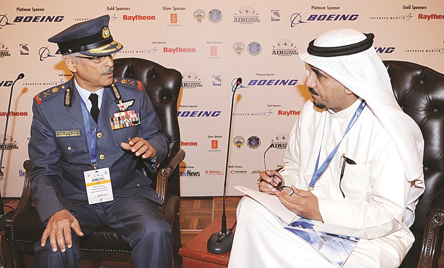 آل خليفة يتحدث للزميل منصور الشمري      (تصوير طارق عزالدين)