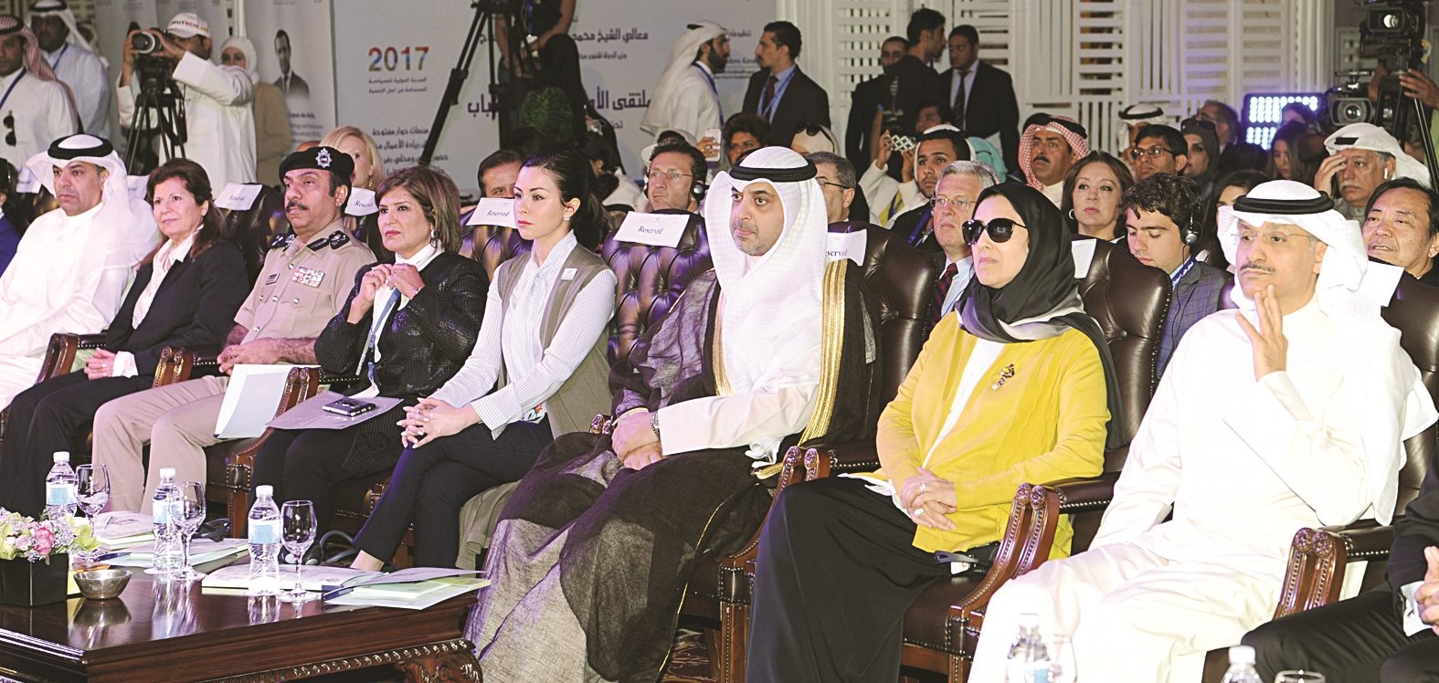 u0643u0628u0627u0631 u0627u0644u062du0636u0648u0631 u0641u064a u0627u0641u062au062au0627u062d u0627u0644u0645u0644u062au0642u0649 (u062au0635u0648u064au0631 u0637u0627u0631u0642 u0639u0632u0627u0644u062fu064au0646)