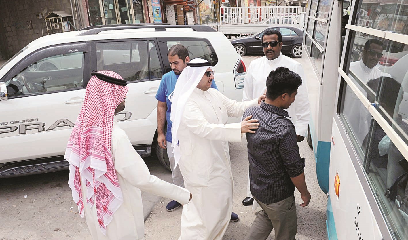 المضبوطون إلى باص اللجنة ... للإبعاد (تصوير سعود سالم)