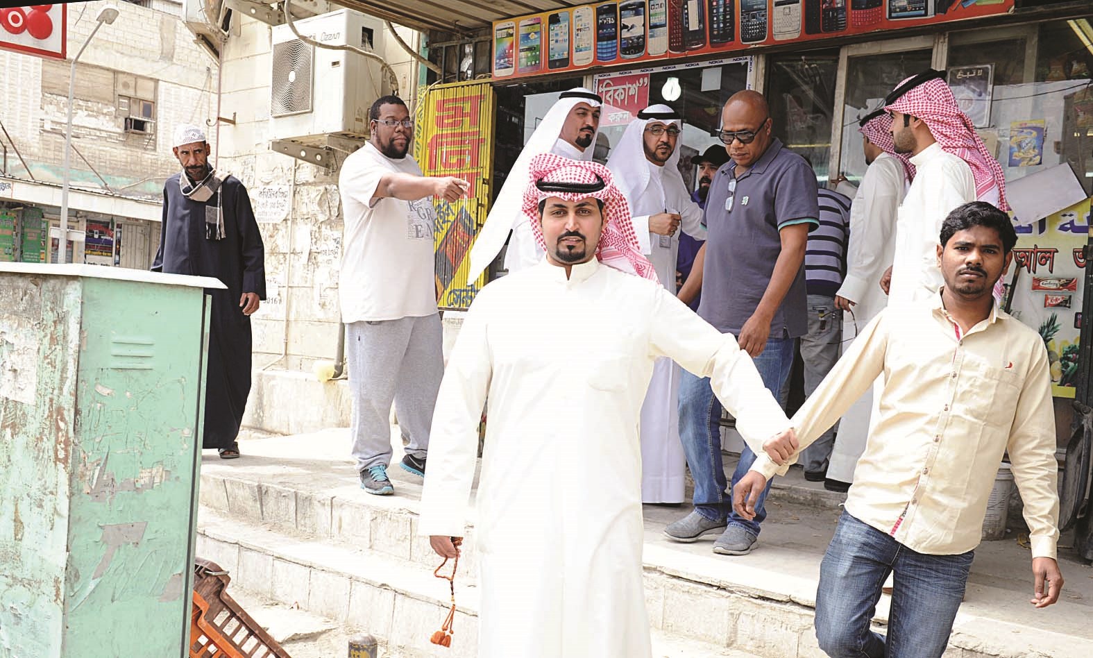 ... وعامل في قبضة أحد أعضاء اللجنة