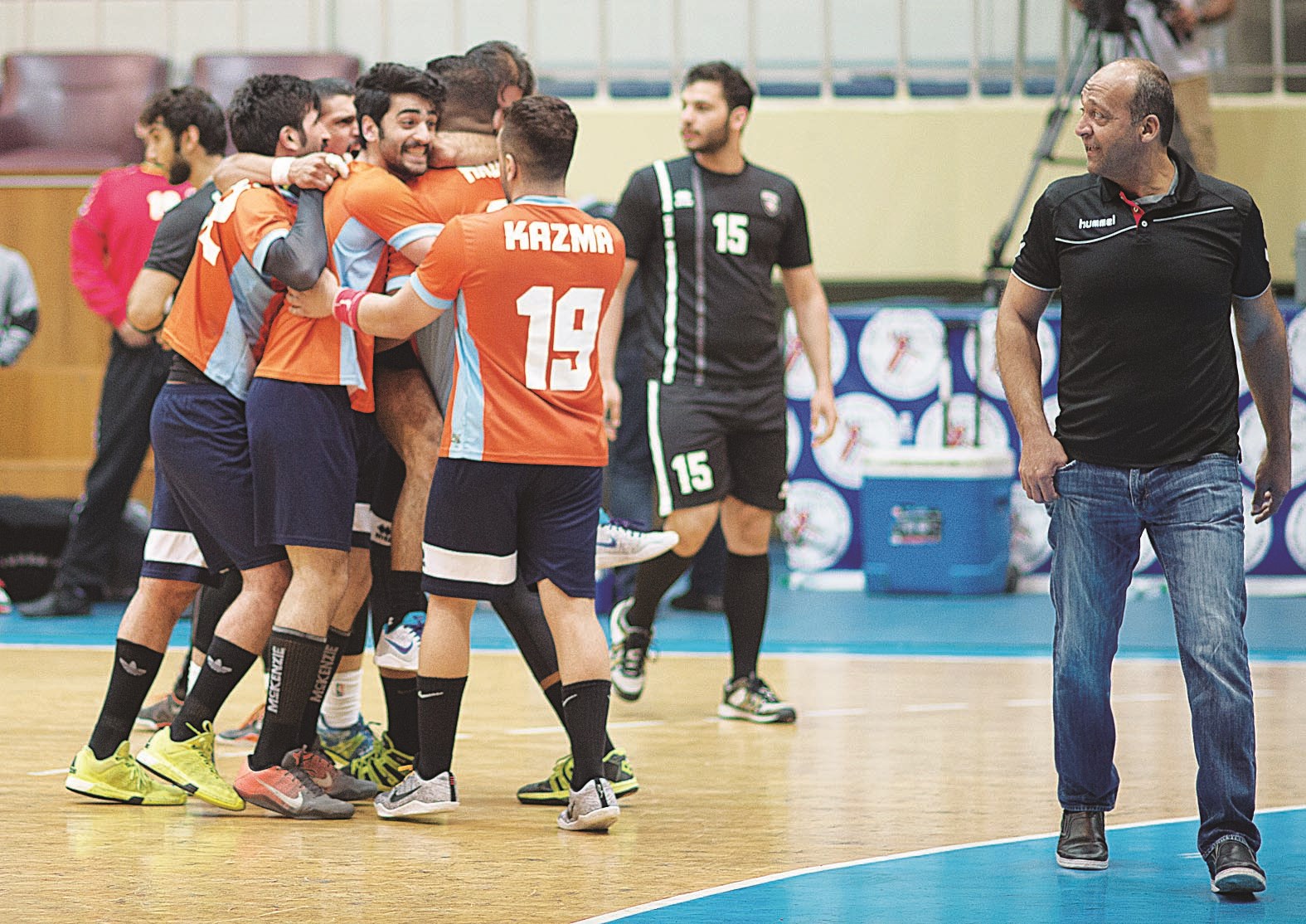 u0644u0627u0639u0628u0648 u0643u0627u0638u0645u0629 u064au062du062au0641u0644u0648u0646 u0628u0627u0644u0641u0648u0632 u0627u0644u0635u0639u0628 u062au062du062a u0623u0646u0638u0627u0631 u0645u062fu0631u0628 u0627u0644u0642u0631u064au0646 u0645u062du0645u062f u0639u0628u062fu0627u0644u0645u0639u0637u064a (u062au0635u0648u064au0631 u062cu0627u0633u0645 u0628u0627u0631u0648u0646)