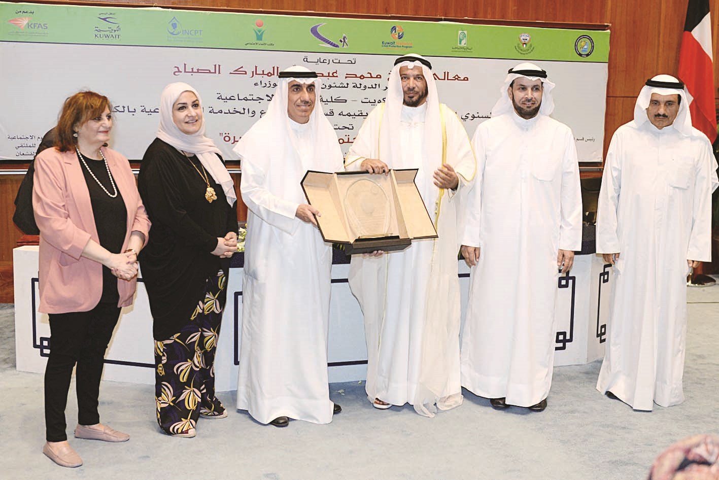 الأنصاري مكرماً المعتوق