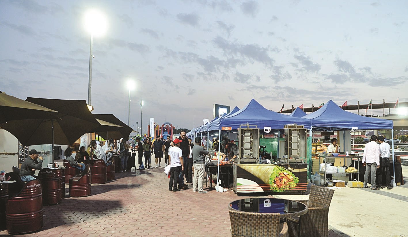 بوثات المشاركين في أجواء خلابة خلال فعالية الديوان الأميري