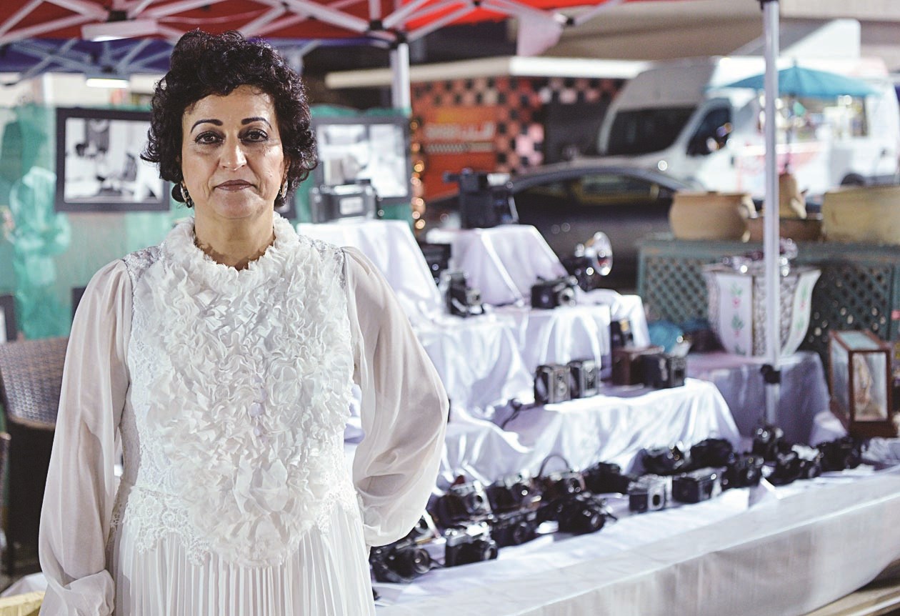 مشاركة الدكتورة سعاد الحمر بمعدات التصوير القديمة