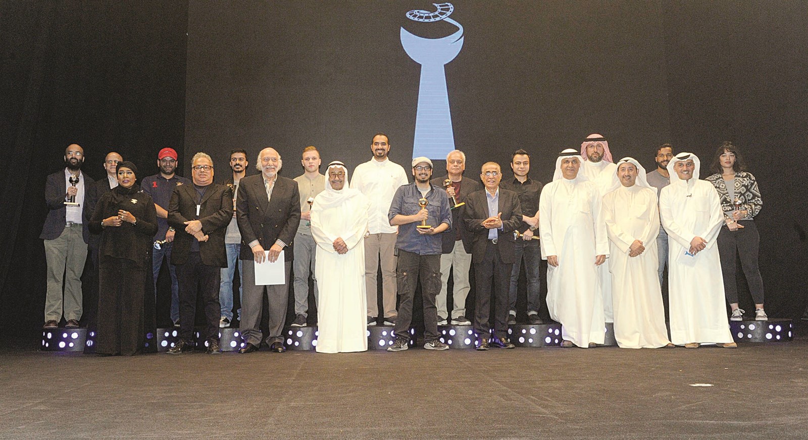 u0644u0642u0637u0629 u062cu0645u0627u0639u064au0629 u0644u0644u0645u0643u0631u0645u064au0646 (u062au0635u0648u064au0631 u0643u0631u0645 u0630u064au0627u0628)