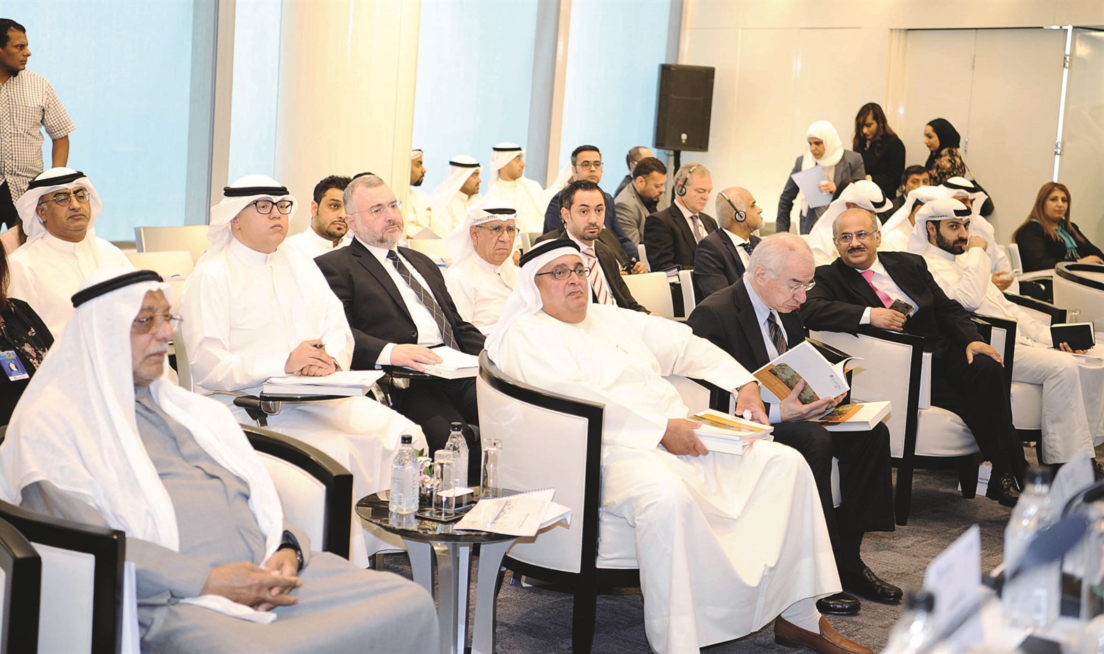 فيصل العيار إلى جانب عدد من المساهمين