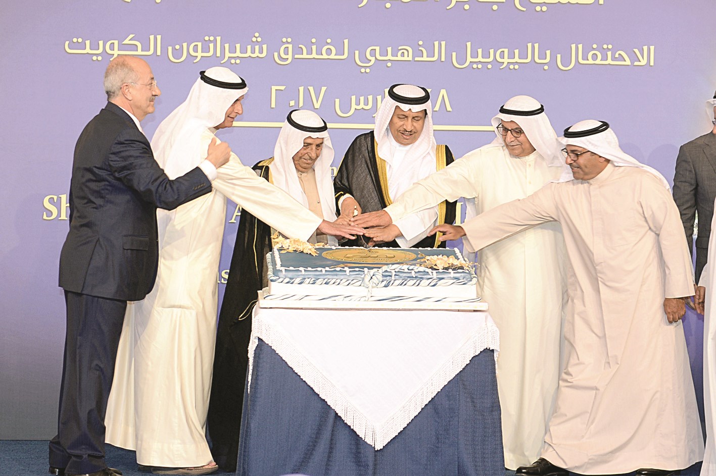 تقطيع قالب الحلوى