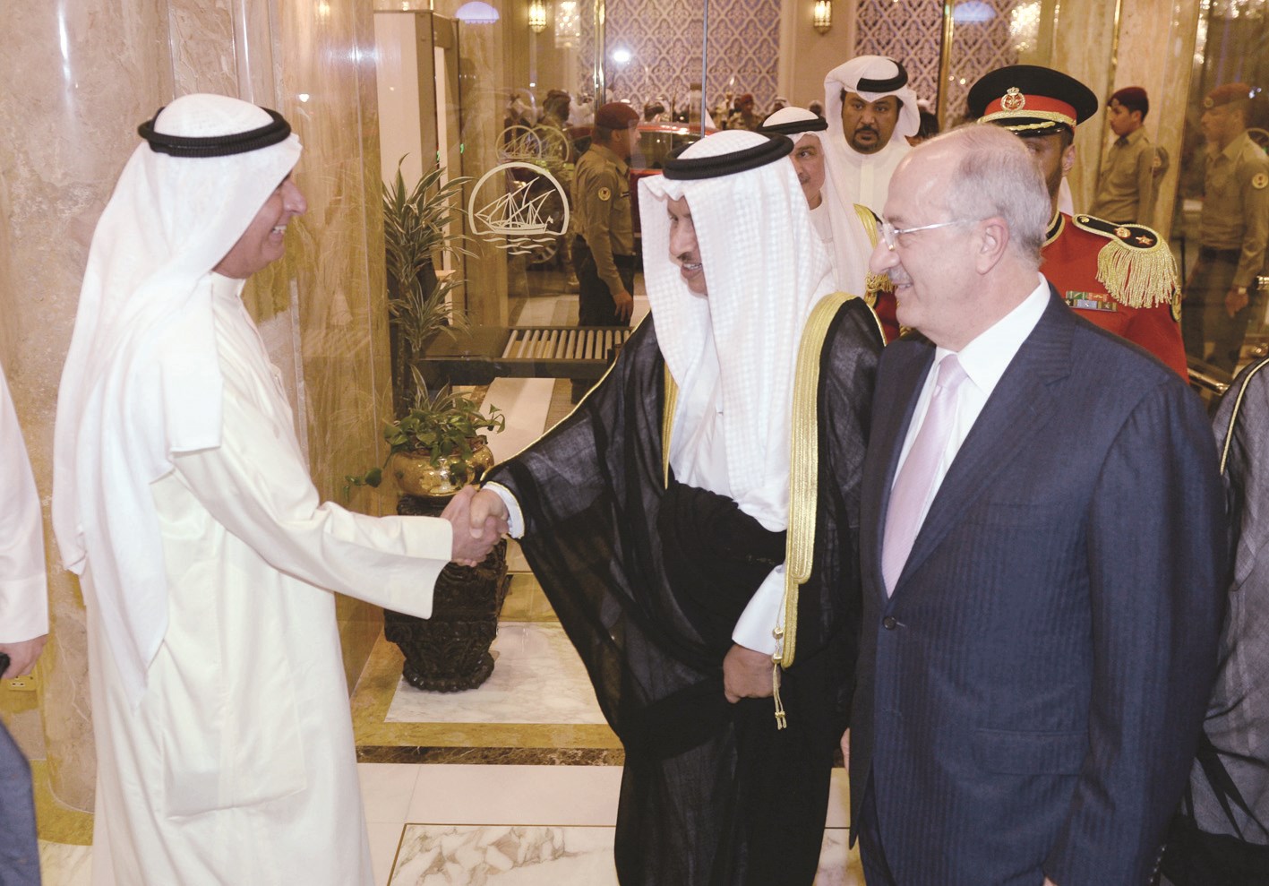 المبارك وإلى يساره أبوشعر