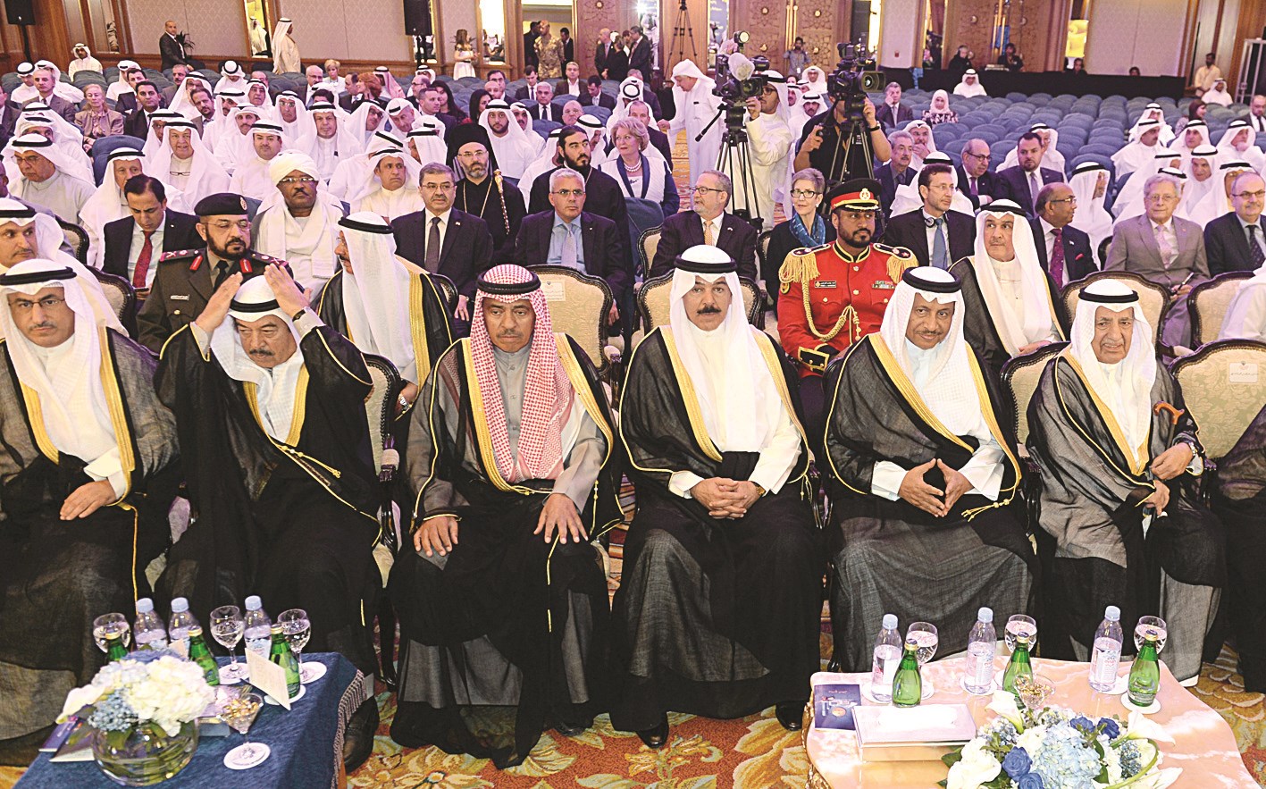 المبارك متوسطاً محمد الخالد وعلي الغانم