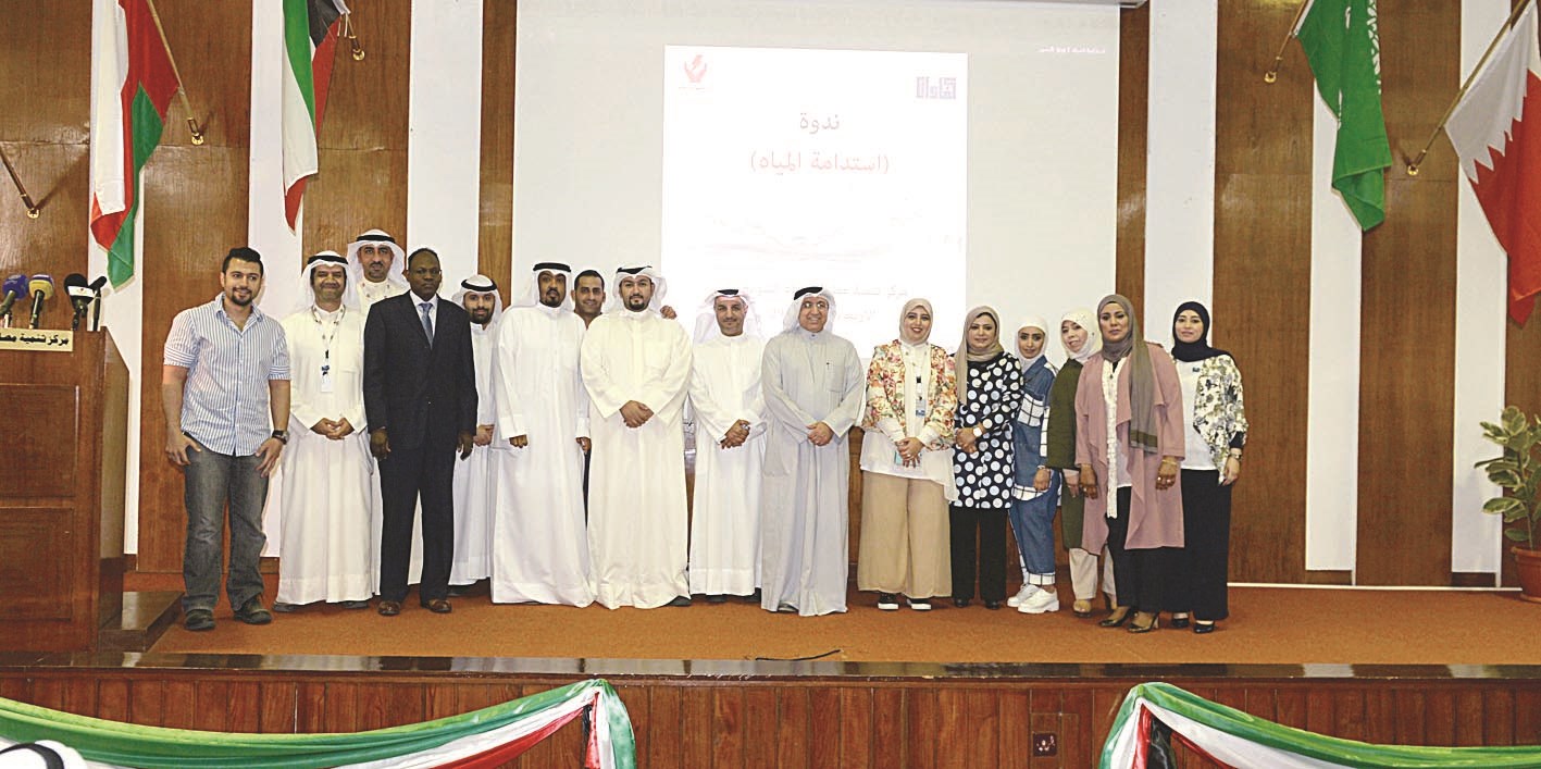 بوشهري يتوسط أعضاء من مجموعة «كفاءات» المنظمة للندوة (تصوير زكريا عطية)