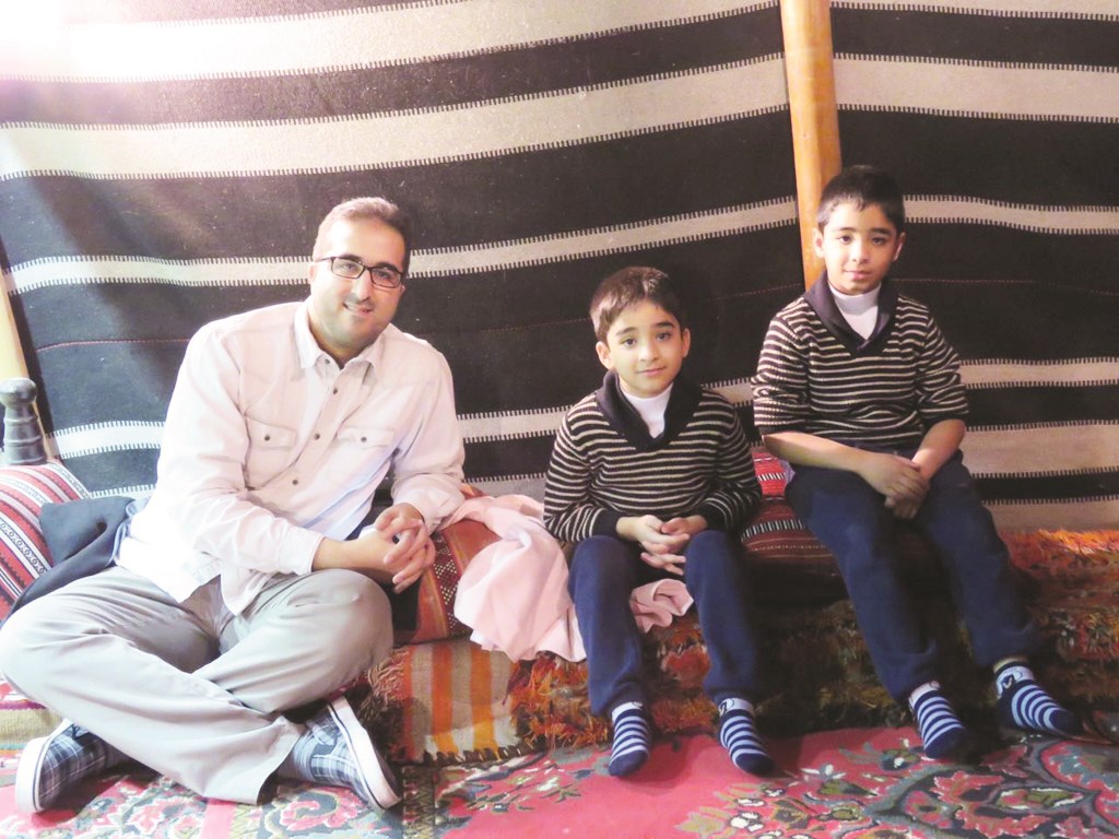 عبدالله العثمان مع طالبين في المتحف