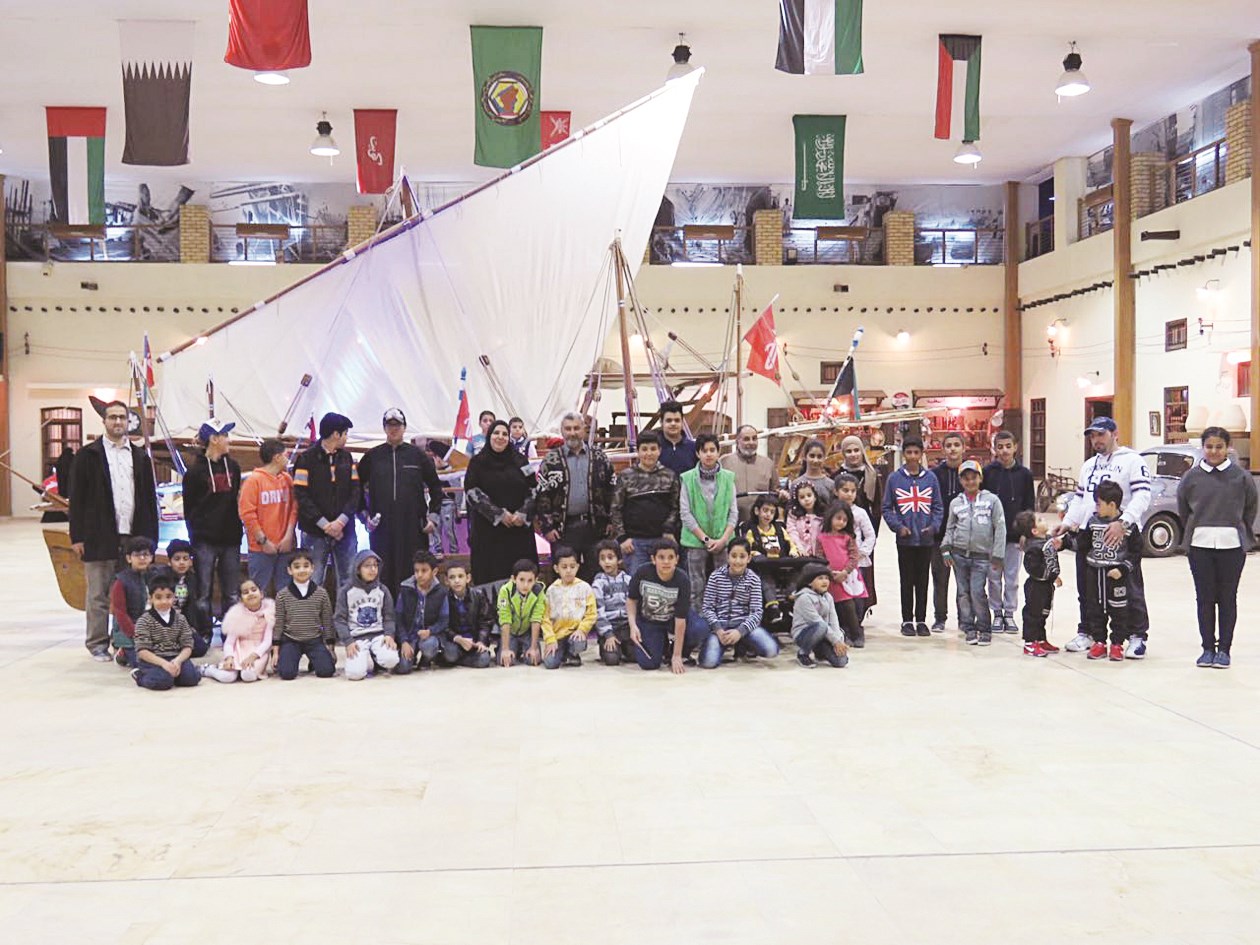 الطلاب مع أولياء أمورهم في لقطة تذكارية