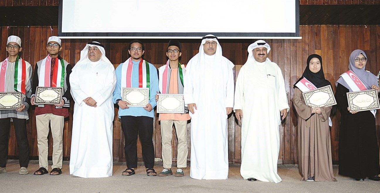 ... ويتوسط متفوقي طلبة المنح    (تصوير سعود سالم)