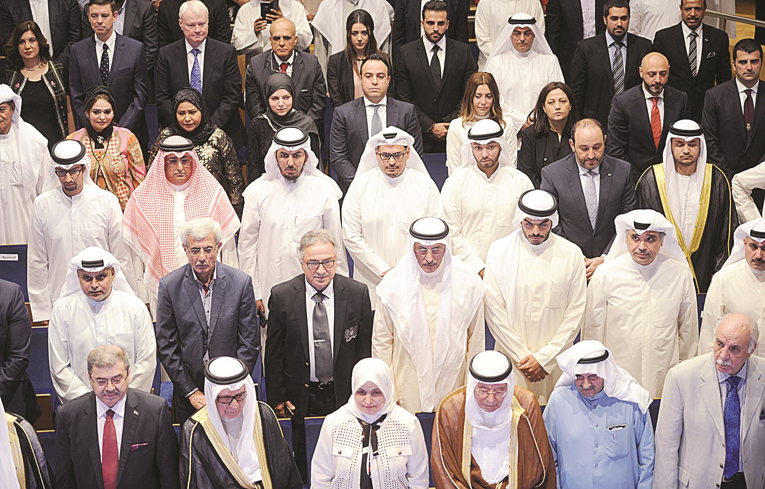 الصبيح تتوسط كبار الحضور في بداية الحفل (تصوير سعود سالم)