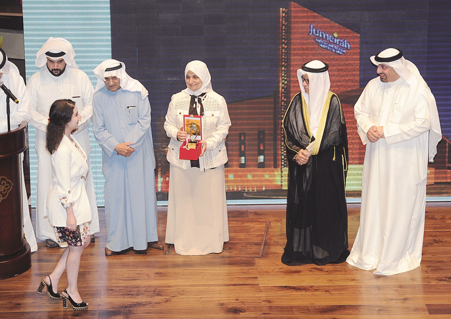 ممثلة فندق الجميرا تتجه لتسلم جائزتها