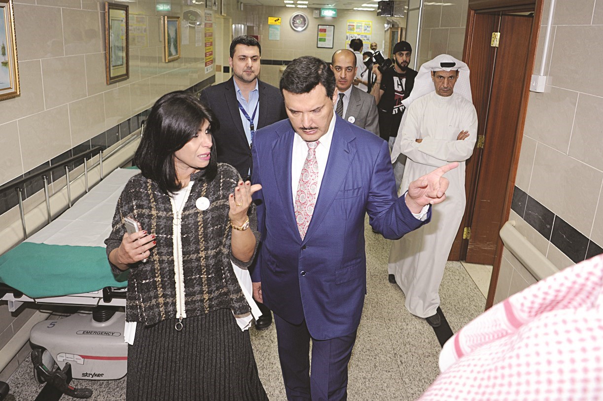 العسومي تشرح للحربي جوانب المنظومة الصحية في المستشفى