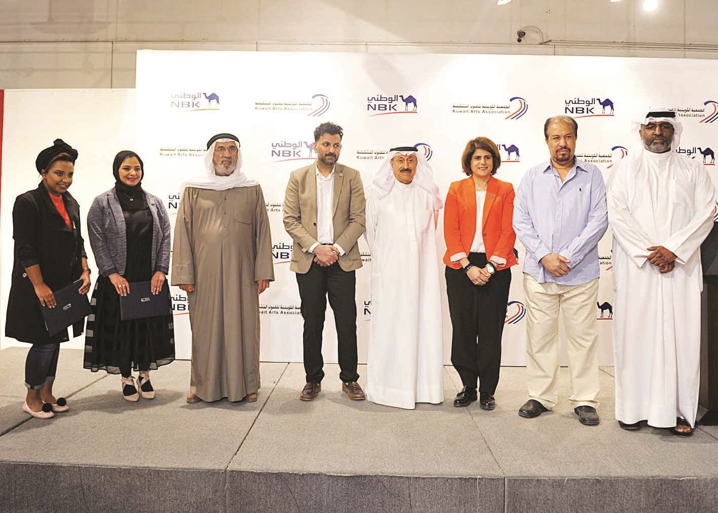 سلمان والمطر مع الفنانين التشكيليين    (تصوير سعد هنداوي)