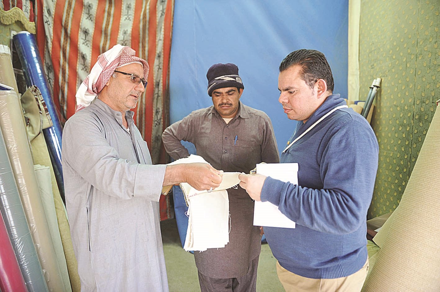 أبوعلي مستعرضاً أنواع الخام للزميل باسم عبدالرحمن (تصوير نور هنداوي)