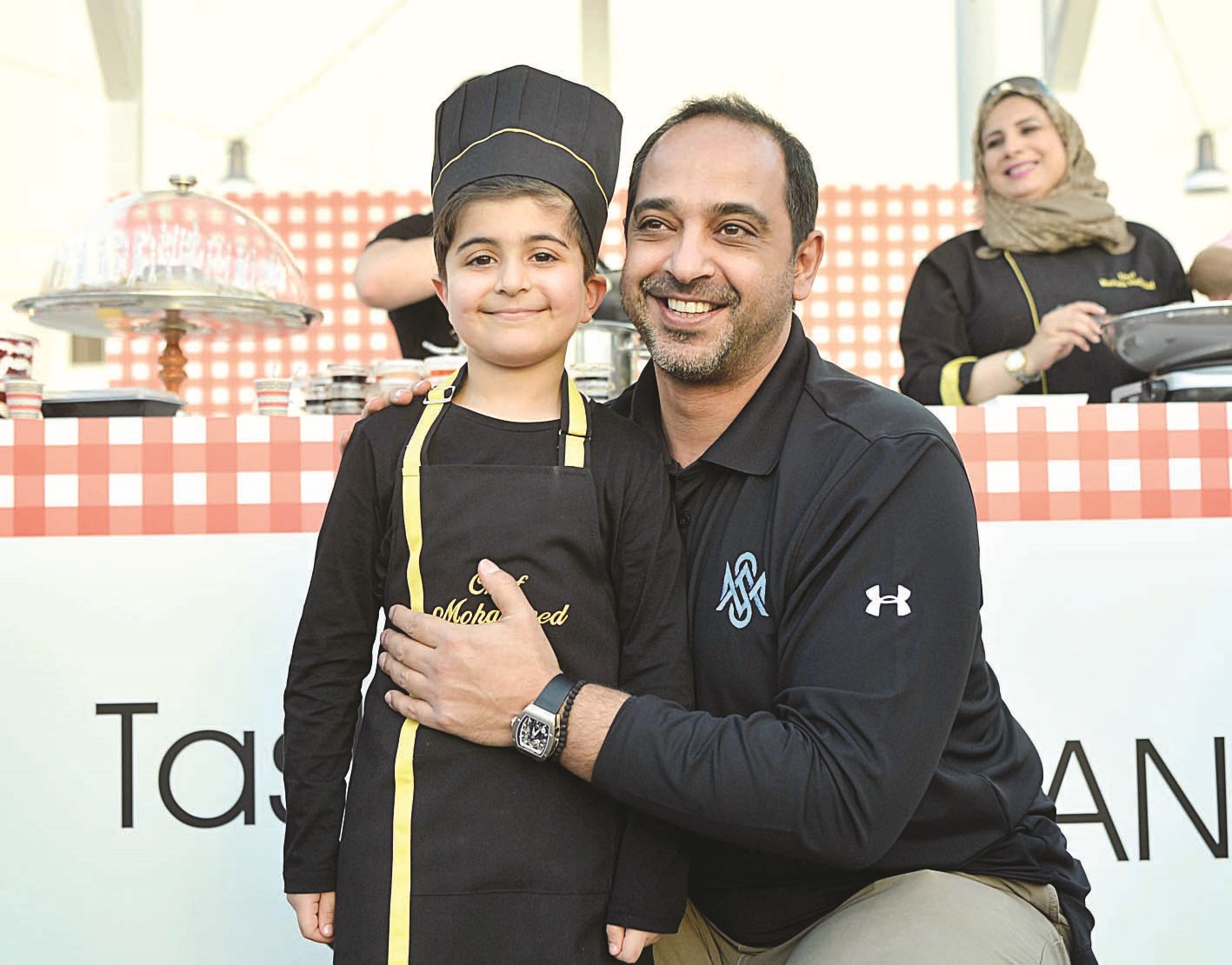محمد العبدالله مُحتفياً بـ «شيف» صغير