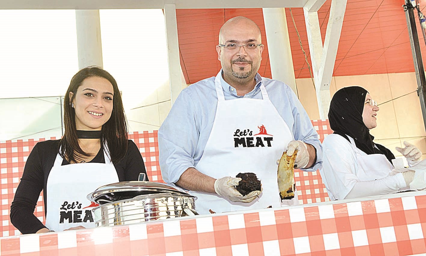 ابتسامة ترافق تحضير طبق