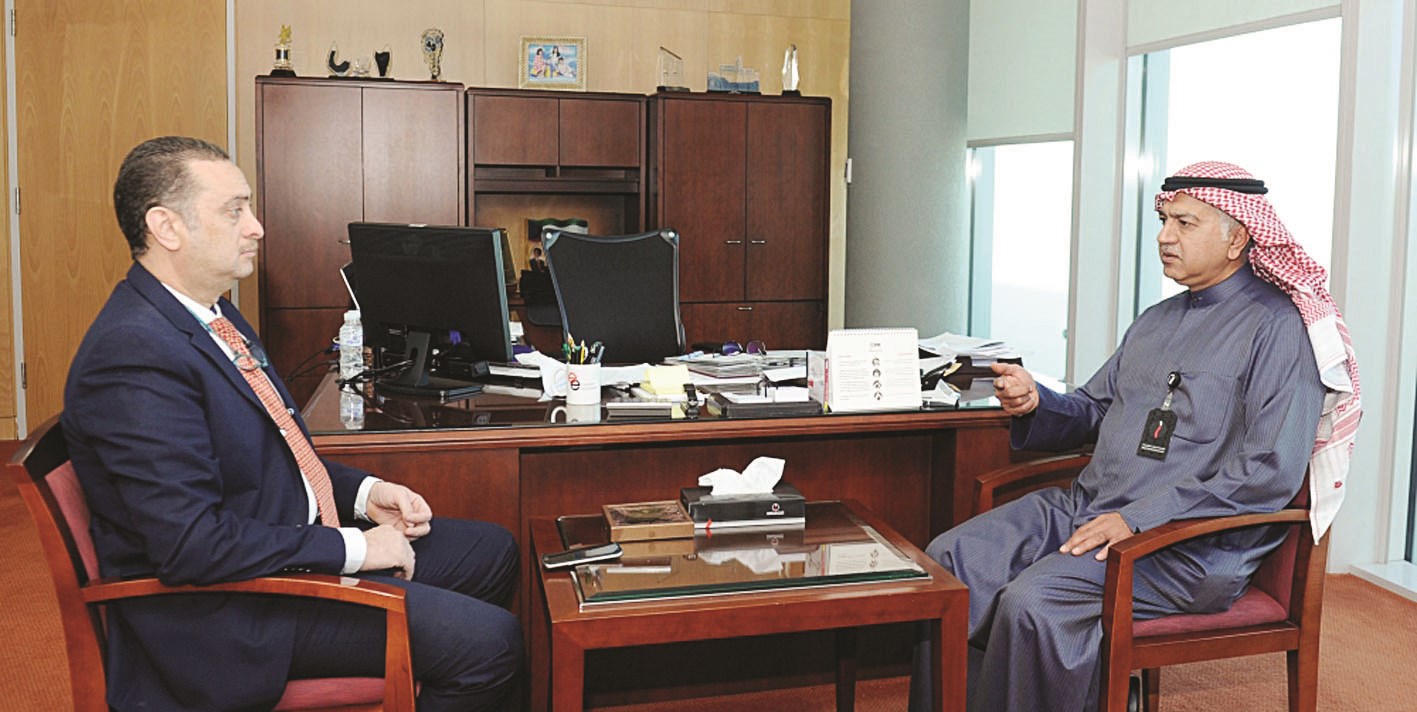 هاشم متحدثاً للزميل إيهاب حشيش