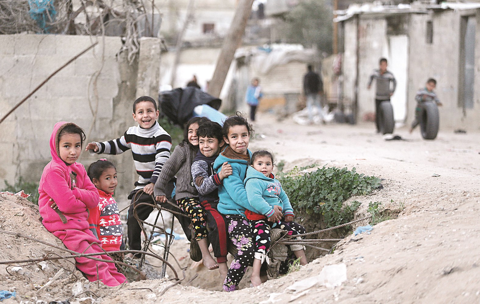 u0623u0637u0641u0627u0644 u0641u0644u0633u0637u064au0646u064au0648u0646 u064au0644u0639u0628u0648u0646 u0642u0631u0628 u0645u0646u0627u0632u0644u0647u0645 u0641u064a u0628u0644u062fu0629 u0628u064au062a u0644u0627u0647u064au0627 u0634u0645u0627u0644 u0642u0637u0627u0639 u063au0632u0629 (u0627 u0628)