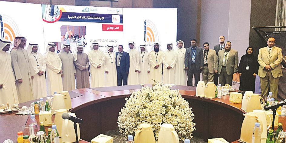 قيادات منطقة مبارك الكبير التعليمية خلال إطلاق الخدمات الإلكترونية