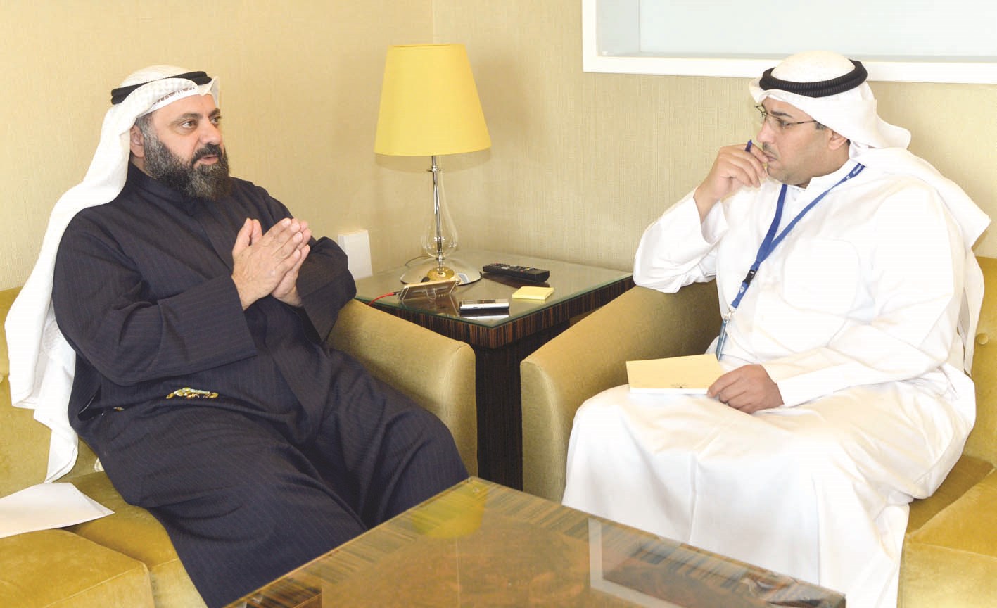 الطبطبائي متحدثا للزميل وليد الهولان (تصوير نايف العقلة)