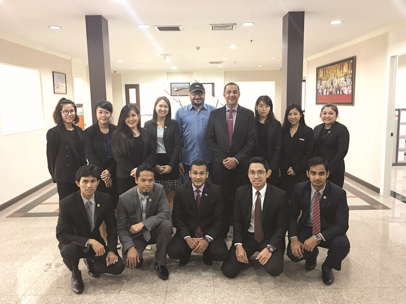 النكاس والزميل ناصر الفرحان يتوسطان موظفي المكتب