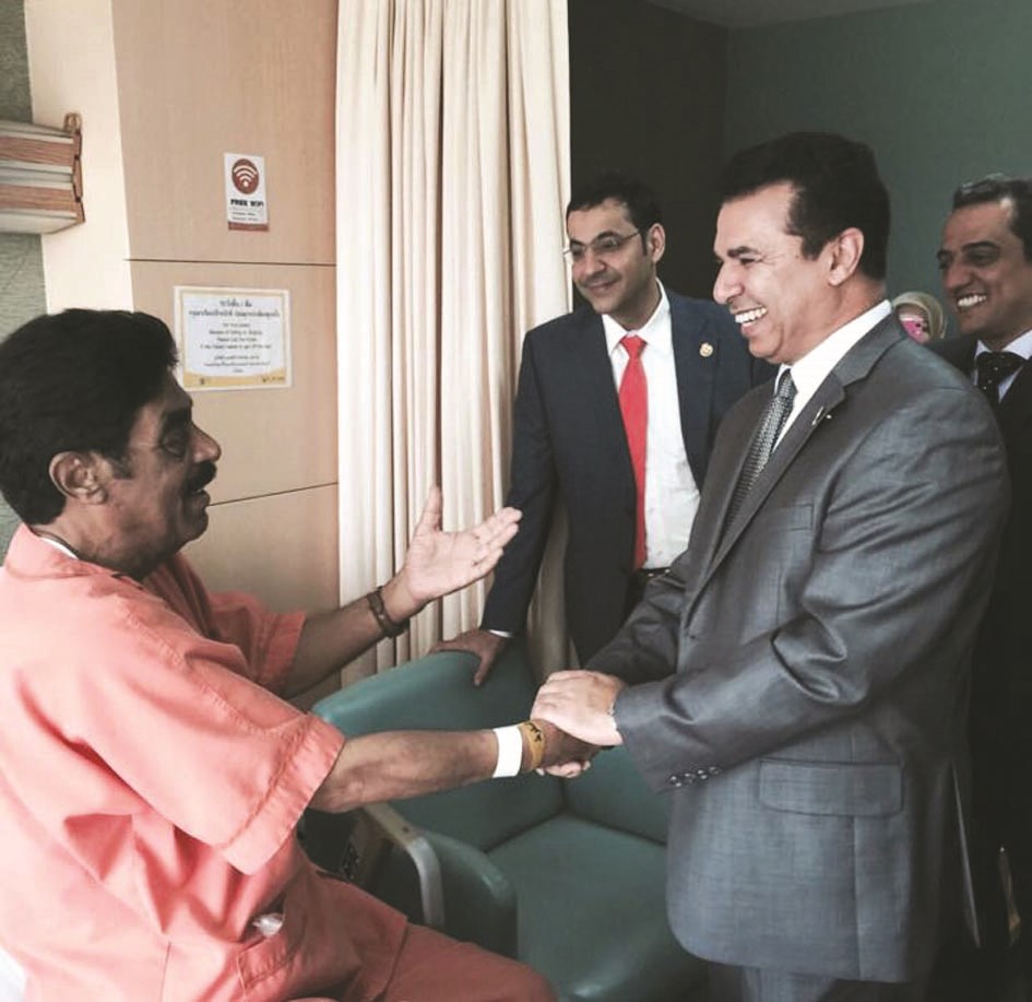 السفير الشرهان والملحق النكاس يطمئنان على محمد الحفيتي