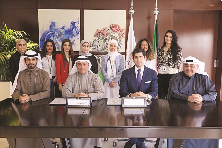 u0627u0644u0645u0636u0641 u0648u0646u062cu0627u0631 u0641u064a u0644u0642u0637u0629 u062au0630u0643u0627u0631u064au0629 u0639u0642u0628 u062au0648u0642u064au0639 u0627u0644u0639u0642u062f