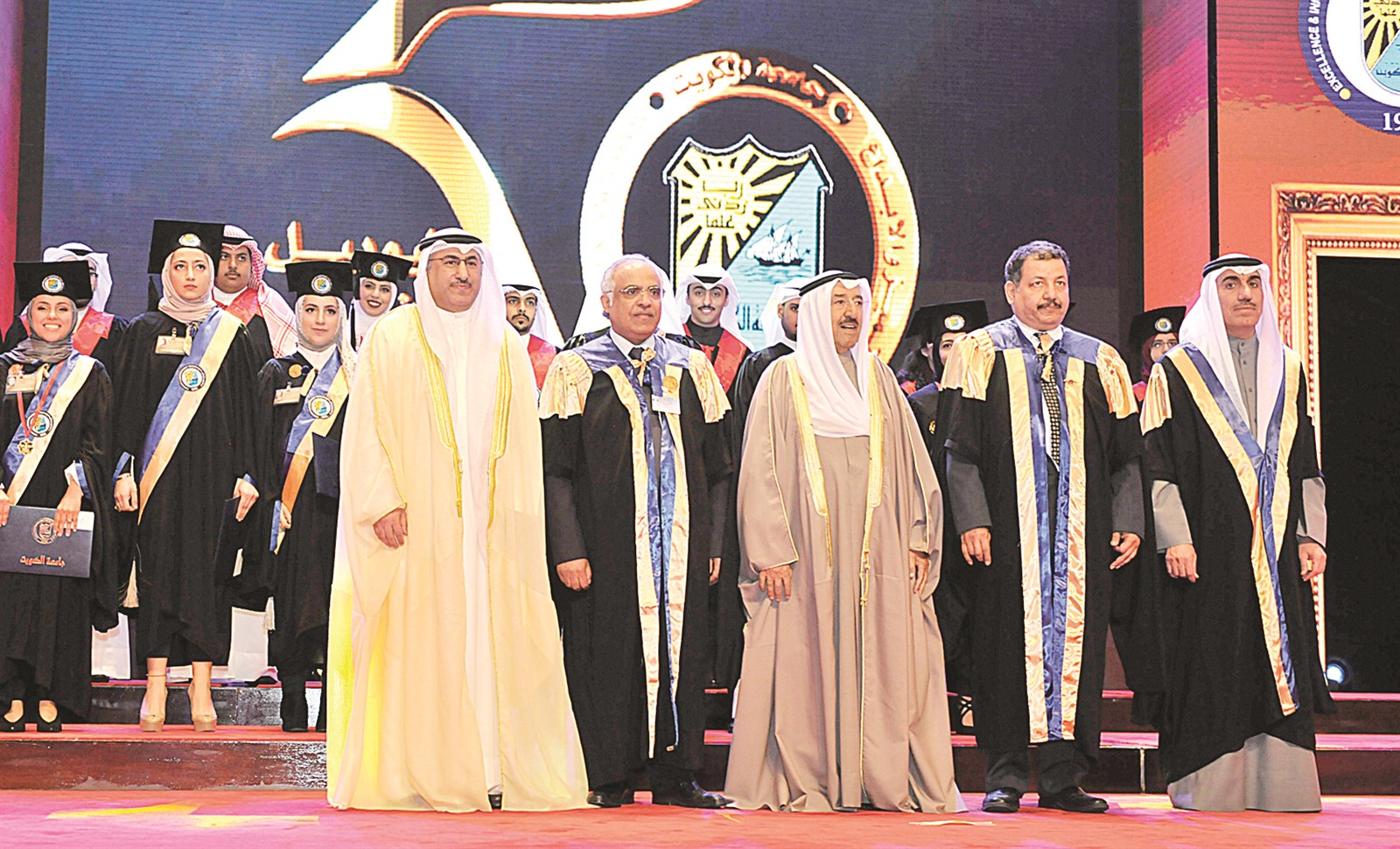 سمو الامير يتوسط الوزير وقيادات الجامعة ودفعة من الخريجين