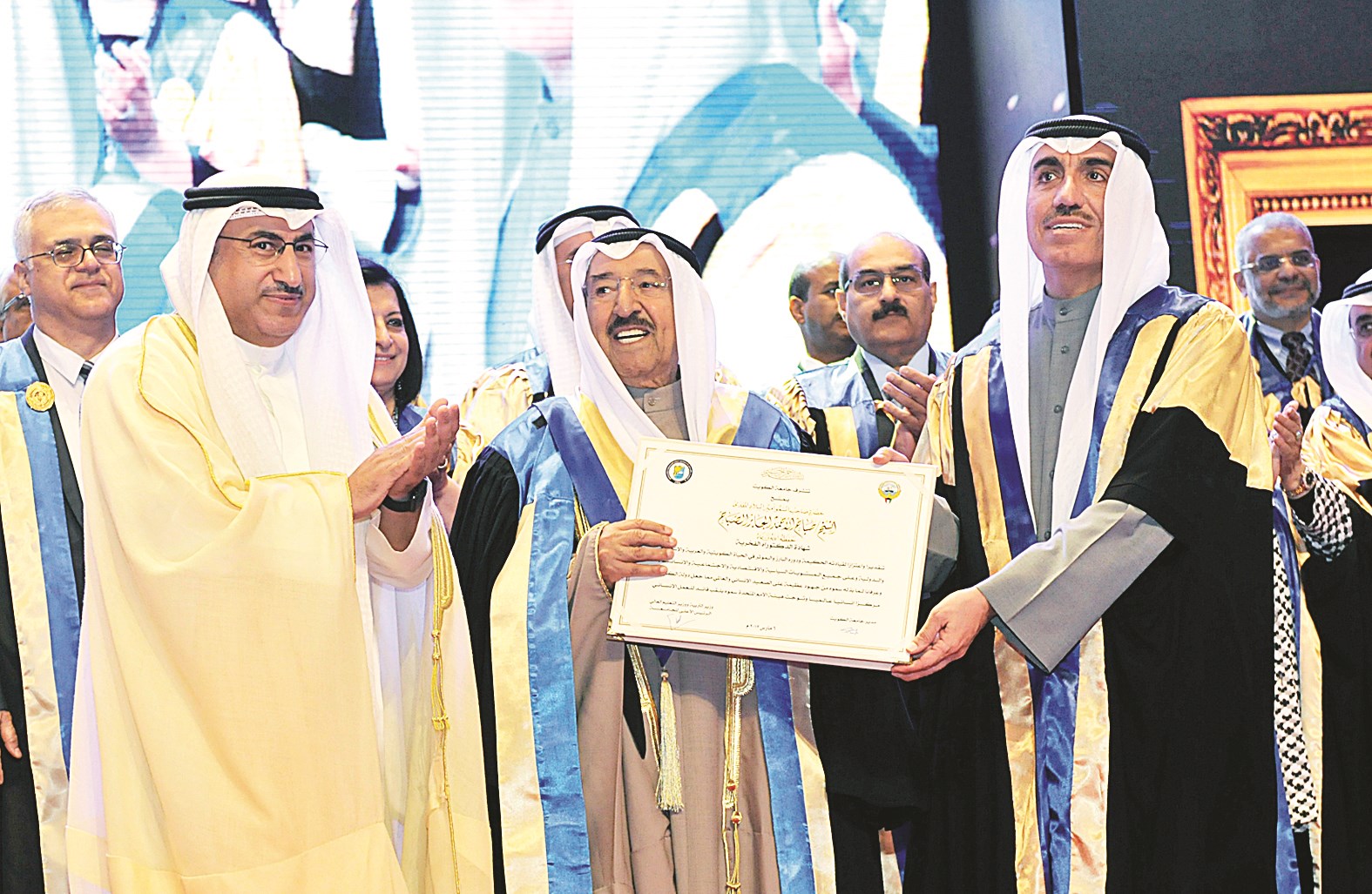 ... ويتسلم شهادة الدكتوراه