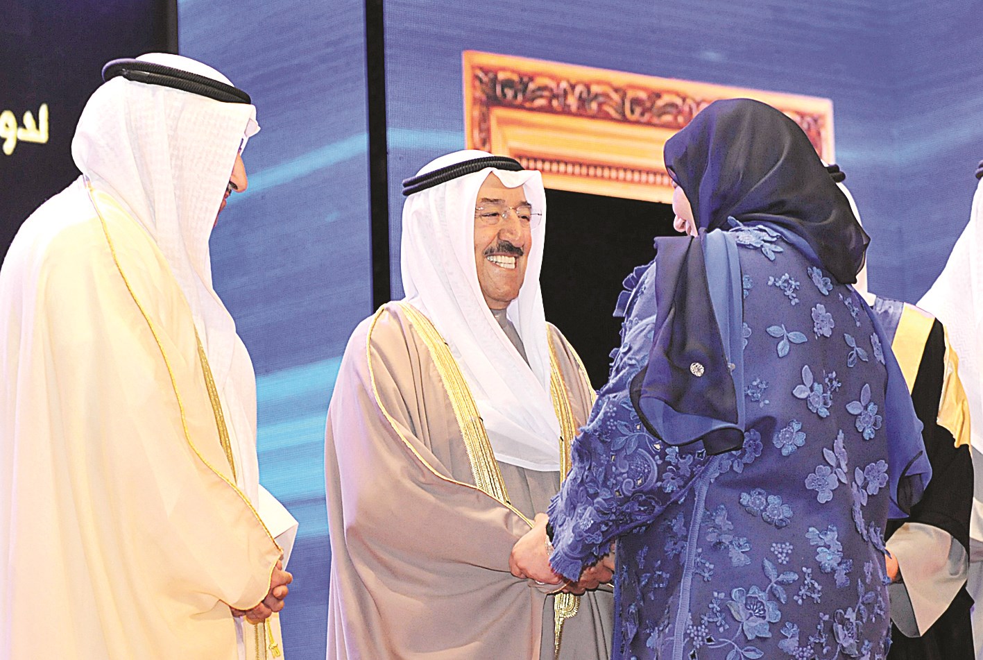 صاحب السمو مصافحا فايزة الخرافي