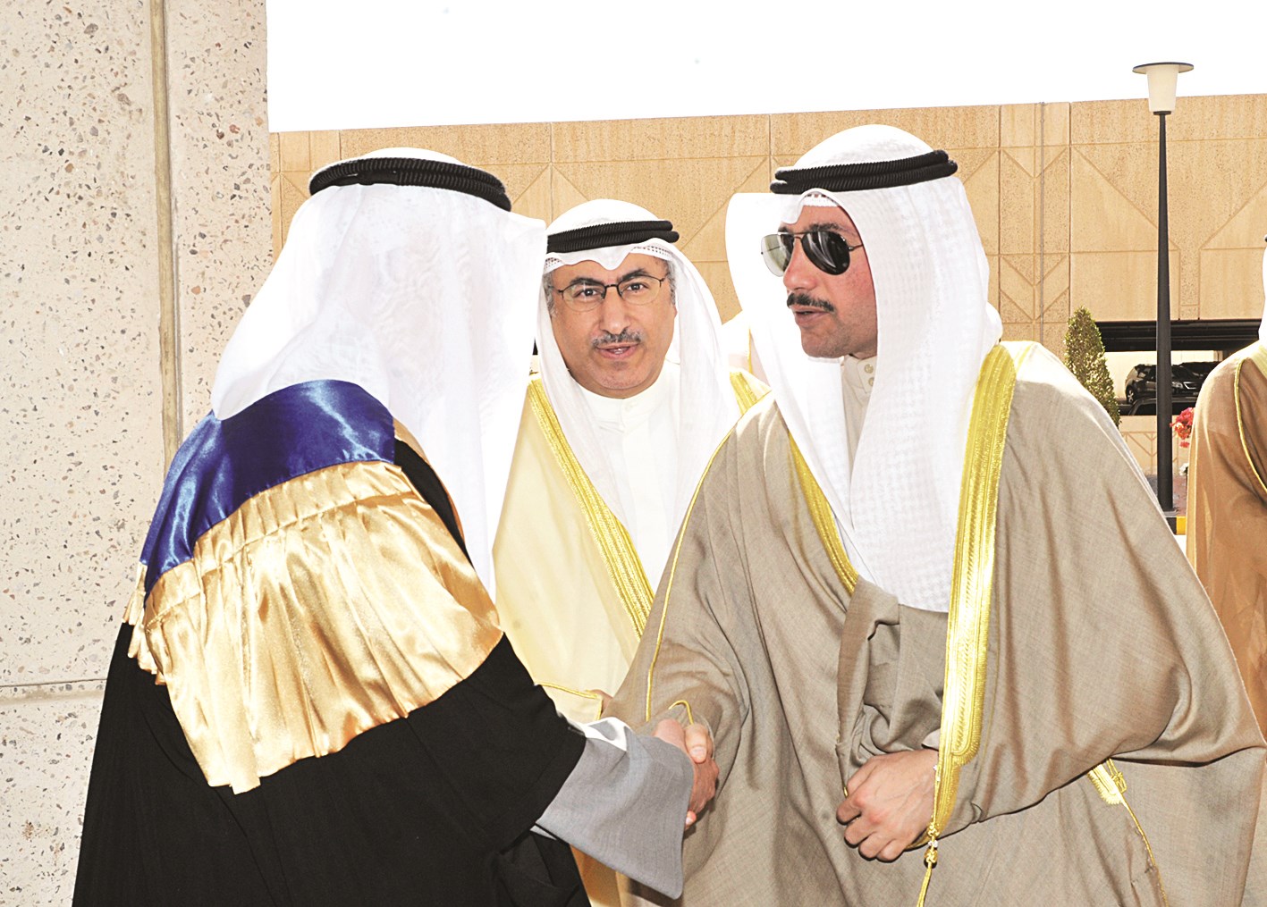 الغانم يصل وفي استقباله الفارس والأنصاري