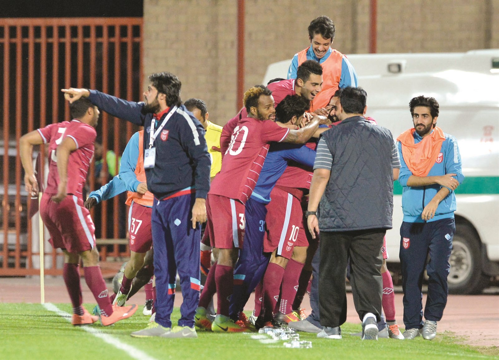 u0641u0631u062du0629 u0644u0627u0639u0628u064a u0627u0644u0646u0635u0631 u0628u0623u062du062f u0627u0644u0623u0647u062fu0627u0641 u0627u0644u0623u0631u0628u0639u0629 u0641u064a u0645u0631u0645u0649 u0627u0644u0639u0631u0628u064a u0623u0645u0633 (u0627u0644u0623u0632u0631u0642 u062fu0648u062a u0643u0648u0645)