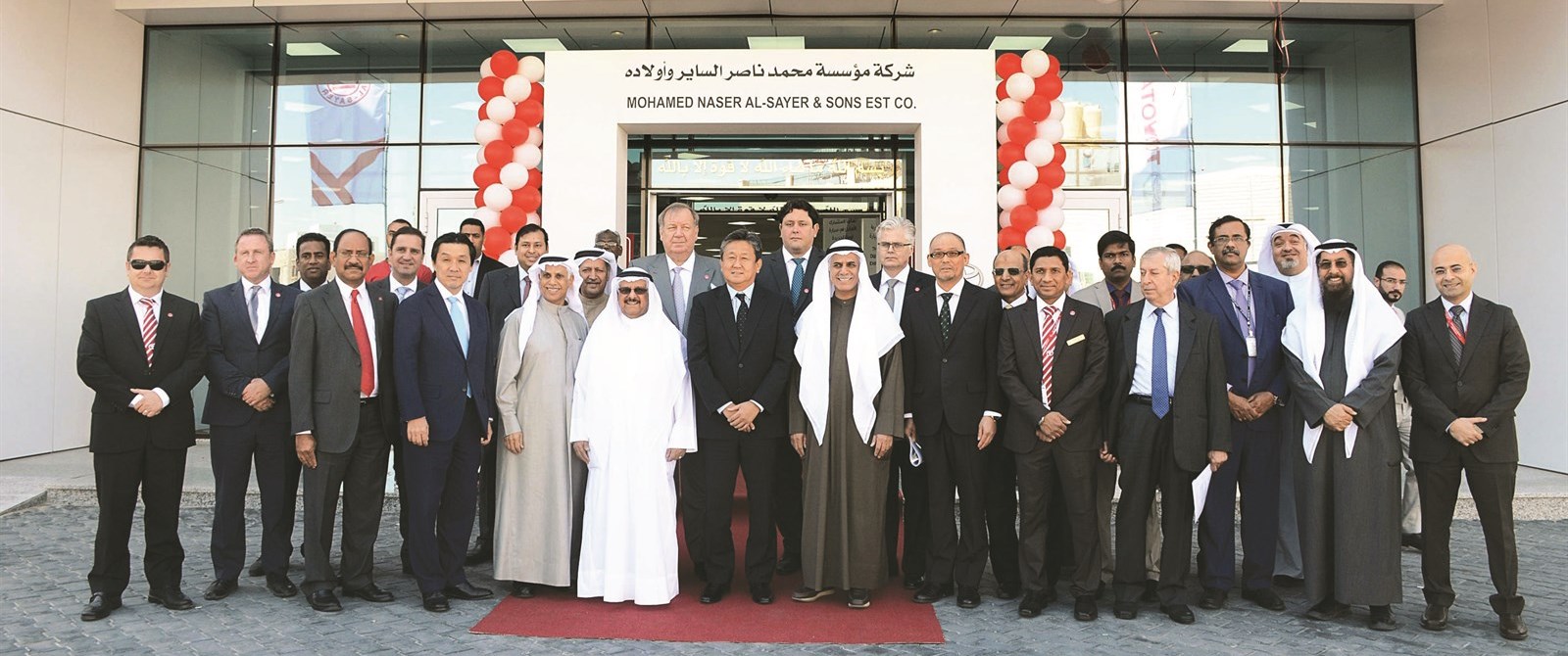 مسؤولو «الساير» و«تويوتا» أمام المركز الجديد (تصوير زكريا عطية)